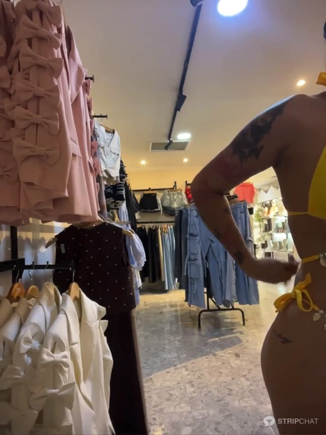 Baddie naked at the mall | pelada no shopping | em público | in public