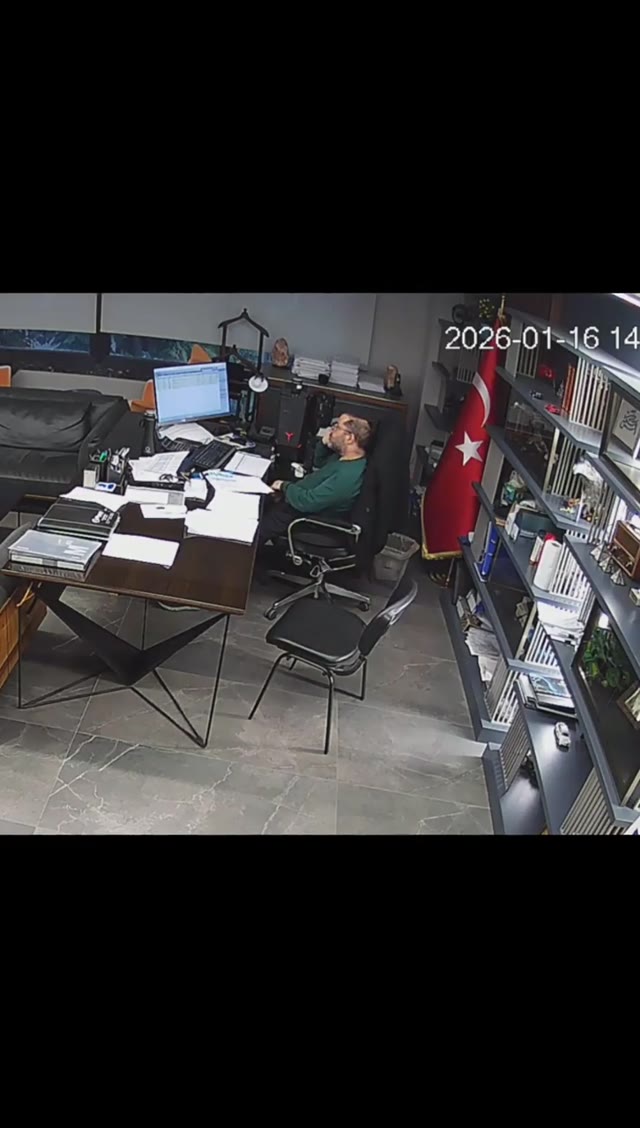 Boss DickFlash secretary and make her give him a handjob until he cum