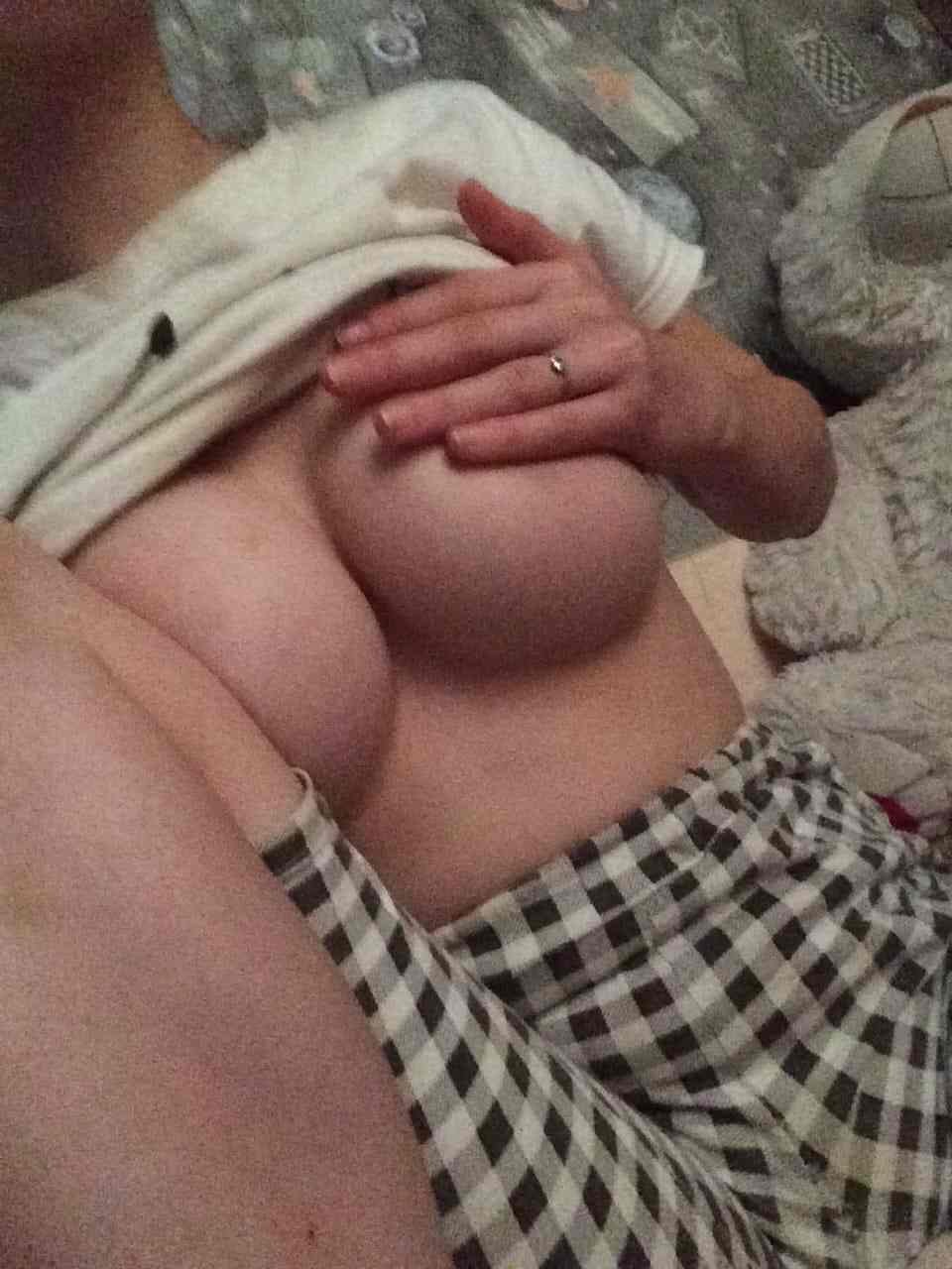 Amatrice blonde et mince suçant la bite du cocu dans les bois, amateur (2) 3