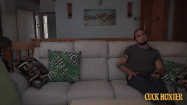 Marido não quer transar ? Esposa leva o comedor pra casa e trepa com ele na frente do corno. CUCKOLD