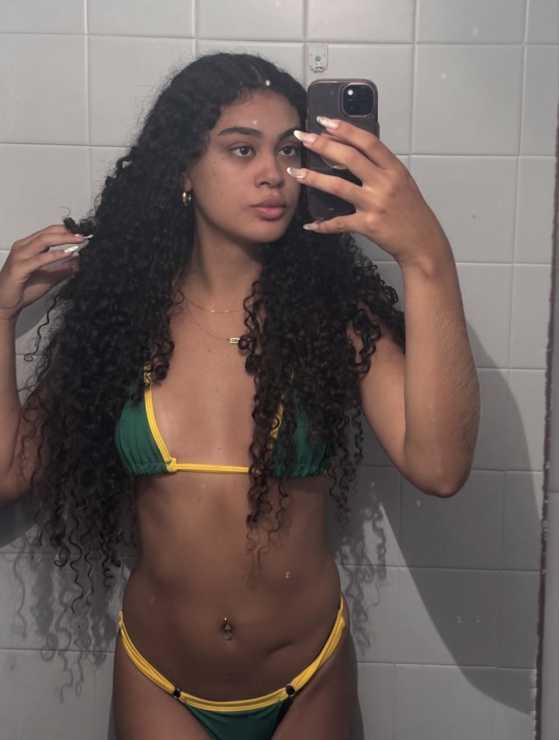 Brune coquine mince amatrice de Rio, anal 1